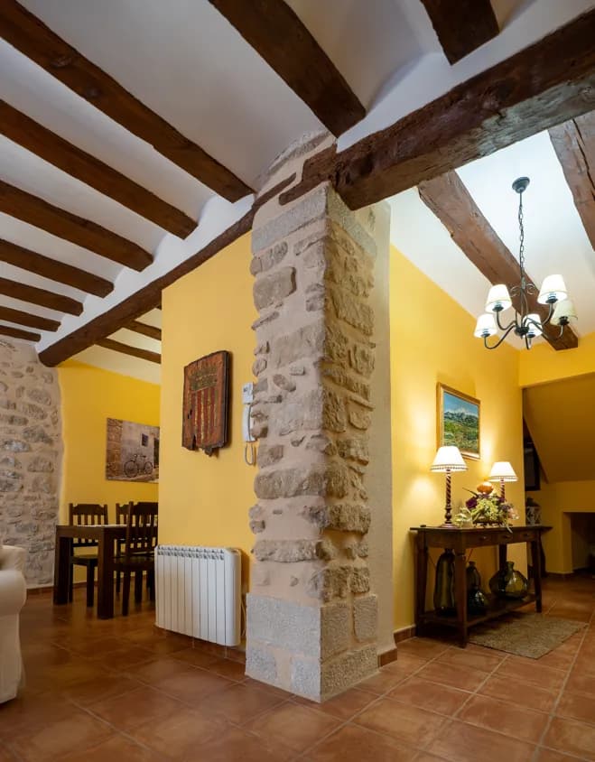 Salón – columna de piedra